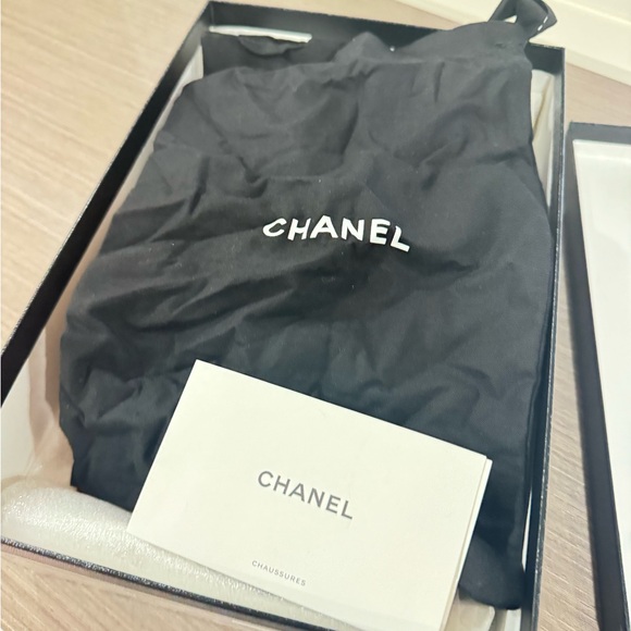 Black Chanel pumps with gold chain in great condition comes with box size 39 - Picture 5 of 8